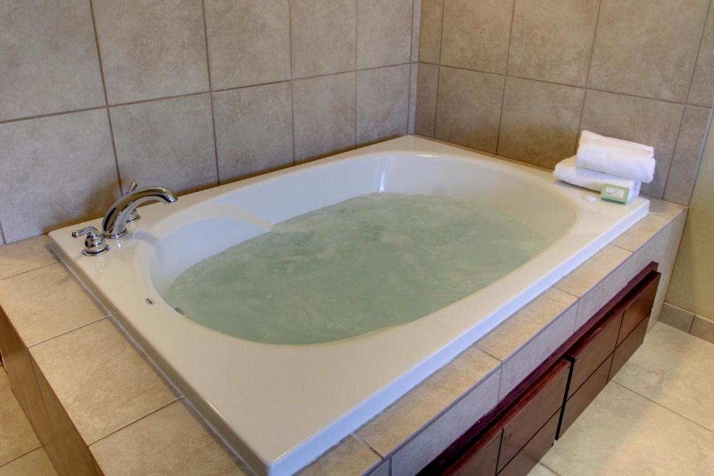 King Room with Spa Bath interior